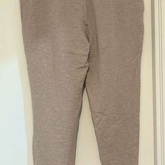 Barefoot Dreams ‘Malibu Collection’ Luxe Pullover Hoodie and Joggers - Picture 10 of 10